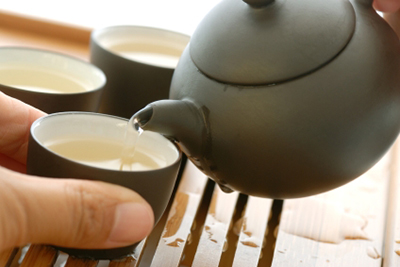 chinese-teapot-pouring