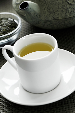 iron-teapot-brewing-tea