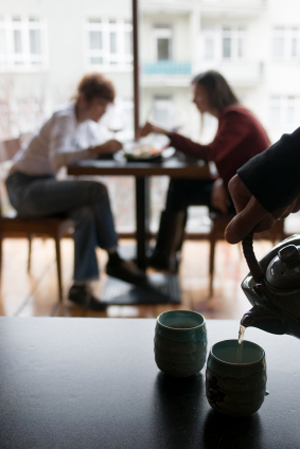 serving-tea-coffee-shop